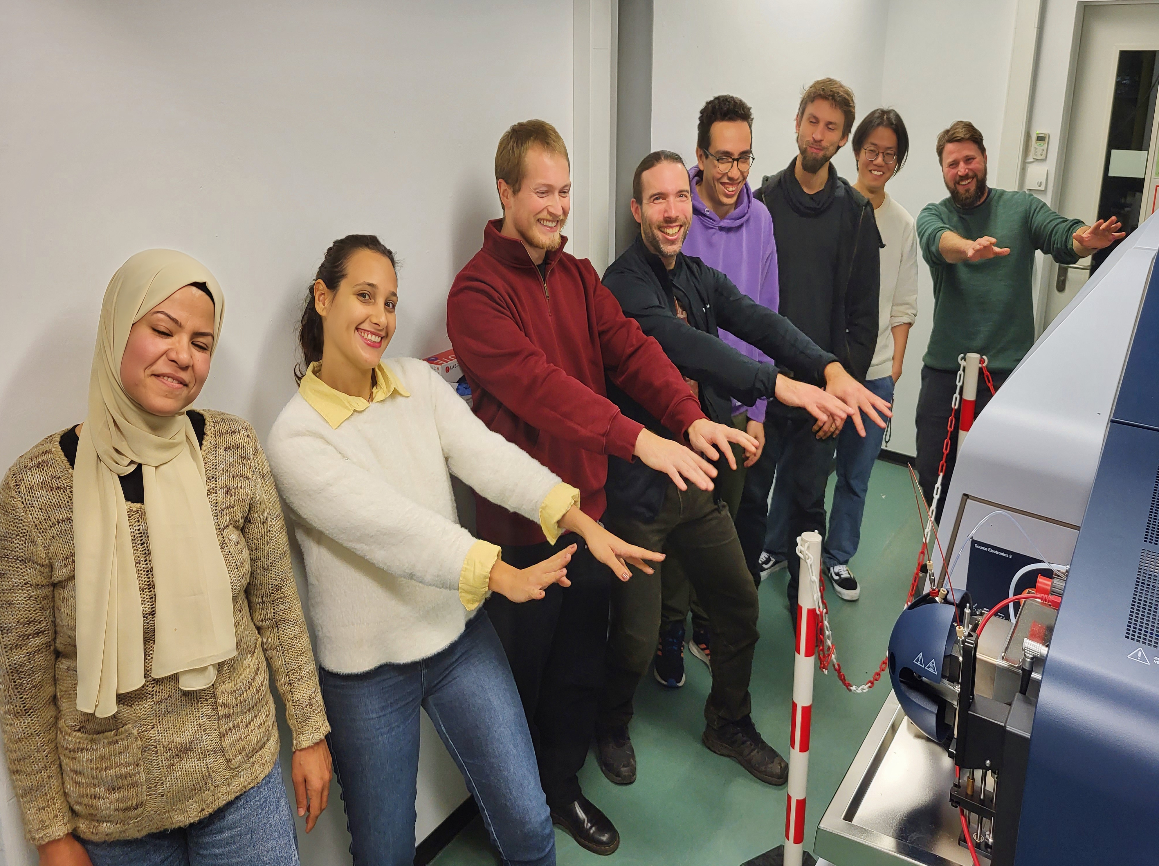 The team members of the BioGeoOmics working group are attracted by the new ScimaX (from left to right): Rania, Rebecca, Konstantin, Oliver, Michel, Jan, Shuxian, Carsten. Photo: Limei Han